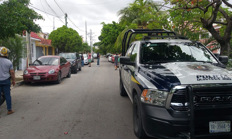 ¡A punta de pistola! Pareja asalta una estética en Cancún