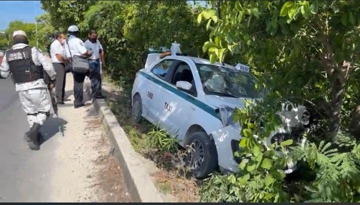 Acaba taxi entre la maleza en la Región 244