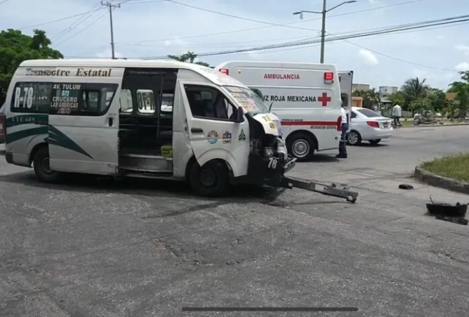Accidente entre combi y camioneta deja varios heridos en Cancún