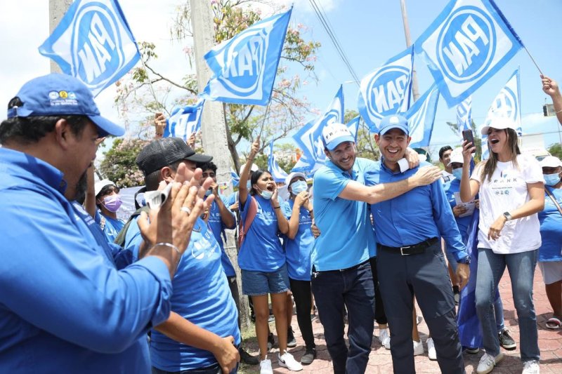 Acompaña el líder nacional del PAN Marko Cortés a Frank López a recorrer distintas calles de Cancún