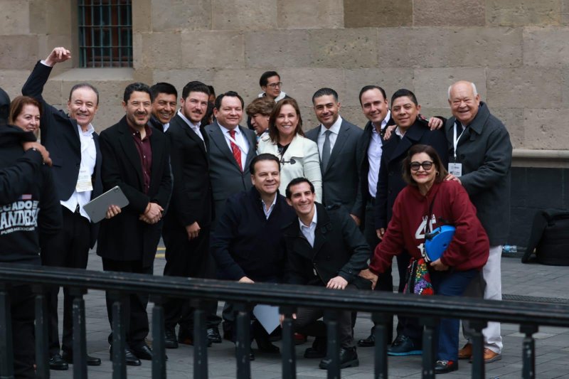 Acude Díaz Mena al informe de 100 días del gobierno de la Presidenta Claudia Sheinbaum