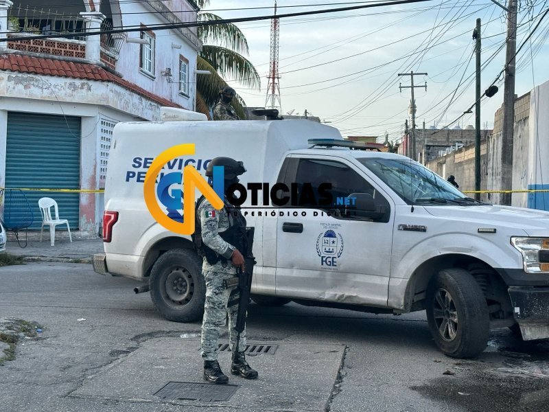Agentes de la fiscalía general del estado complementan una orden de cateo y aseguran una casa de citas en la supermanzana 66