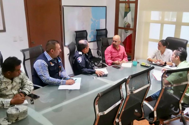 Agresiones de taxistas de Cancún a operadores del transporte público provocan reunión de emergencia con autoridades municipales