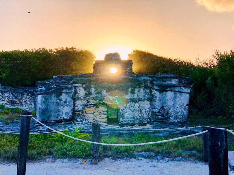 Amanece <a href="https://www.facebook.com/hashtag/cozumel?__eep__=6&__cft__[0]=AZX3MgH3huyg705Ab9FWDXFXhCzDxtJ8i3XSXKjDkuk-3aoG2hFNdR3FUfYFijHdnbFypxMLmj_-xqm7v7lJfeFTsnMNYyMH3sdSNTiMc31LSD2xTZvtE3RSAlLMtgDNh1S5c2F3JCsHBqD8gOjqoEWM&__tn__=*NK-R">#Cozumel</a> con este espectacular fenómeno arqueoastronómico, en el vestigio arqueológico “El Caracol”