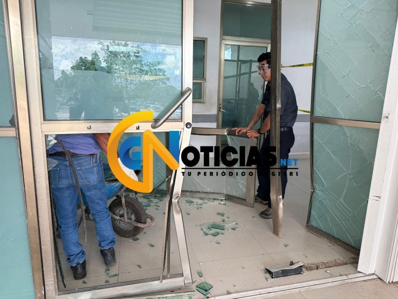 Ambulancia se impacta por error mecánico en área de urgencias del Hospital General de Cancún; no hubo lesionados