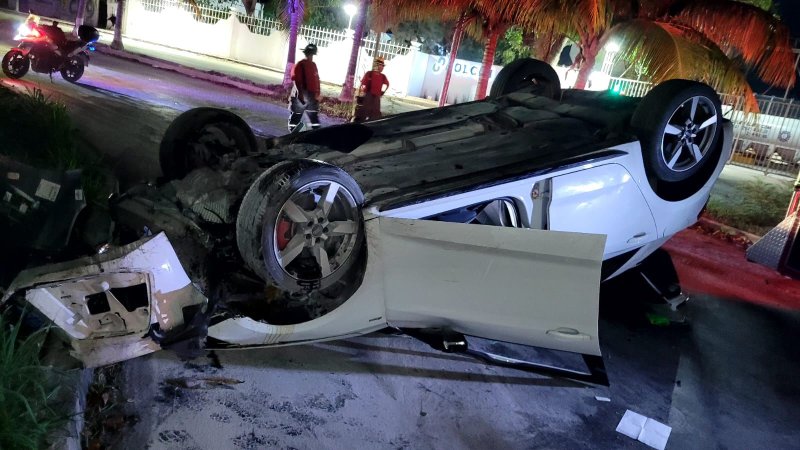Aparatosa volcadura de Audi A1 en Rancho Viejo; conductor huye del lugar