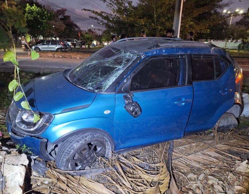 Aparatosa volcadura en la intersección de las avenidas Cecilio Chi y Felipe Carrillo Puerto
