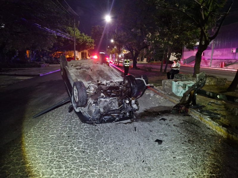 Aparatosa volcadura entre Av. Coba y la Costa