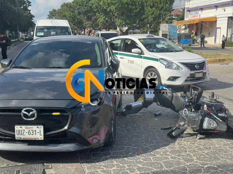 Aparatoso accidente causó una pareja de motociclistas en ma av. Kabah con Felipe Carrillo Puerto