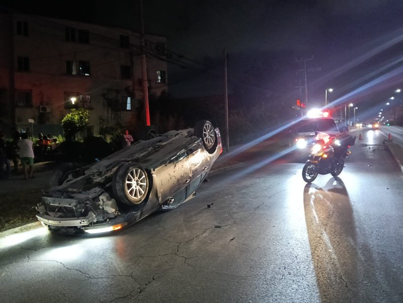 Aparatoso accidente con volcadura