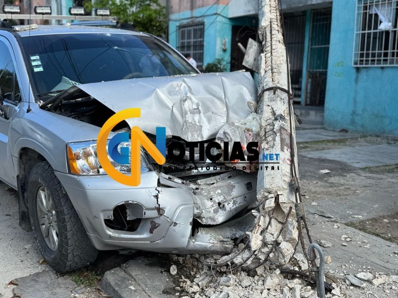 Aparatoso accidente entre Av. Diagonal Tulúm con Calle 82