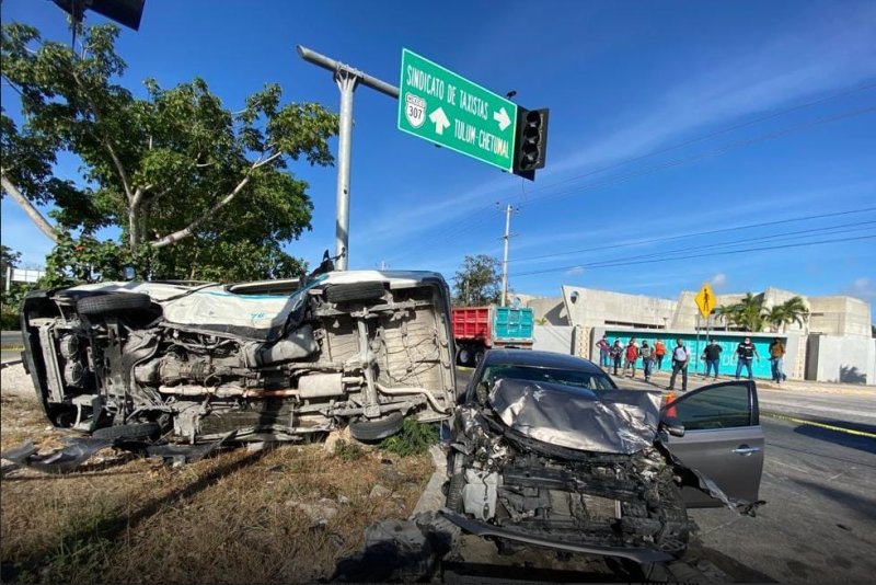 APARATOSO CHOQUE MAÑANERO: Dos heridos graves tras accidente a la altura del sindicato de taxistas de Playa del Carmen