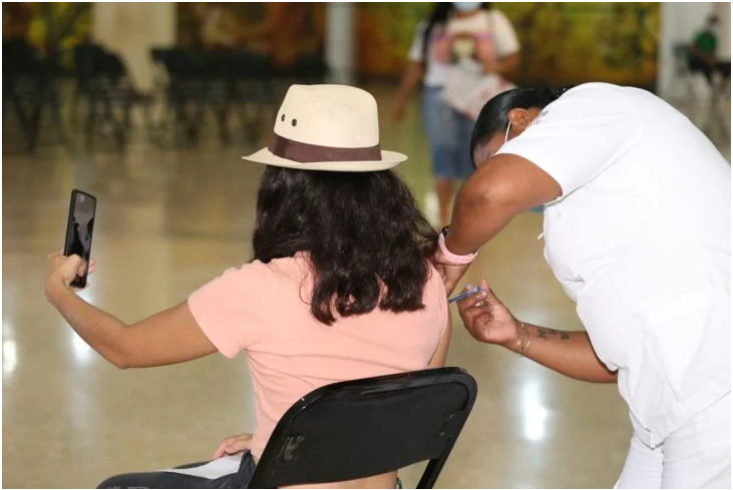 Aplican en QRoo refuerzo anti Covid-19 a mayores de 18 años