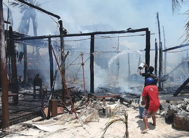 Arden negocios en Isla Mujeres