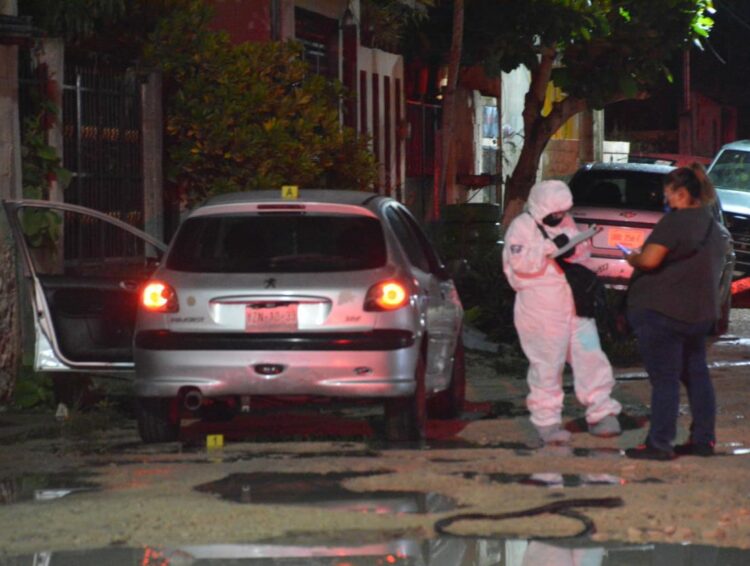 Aseguran vehículo con armas en su interior en colonia de Cancún