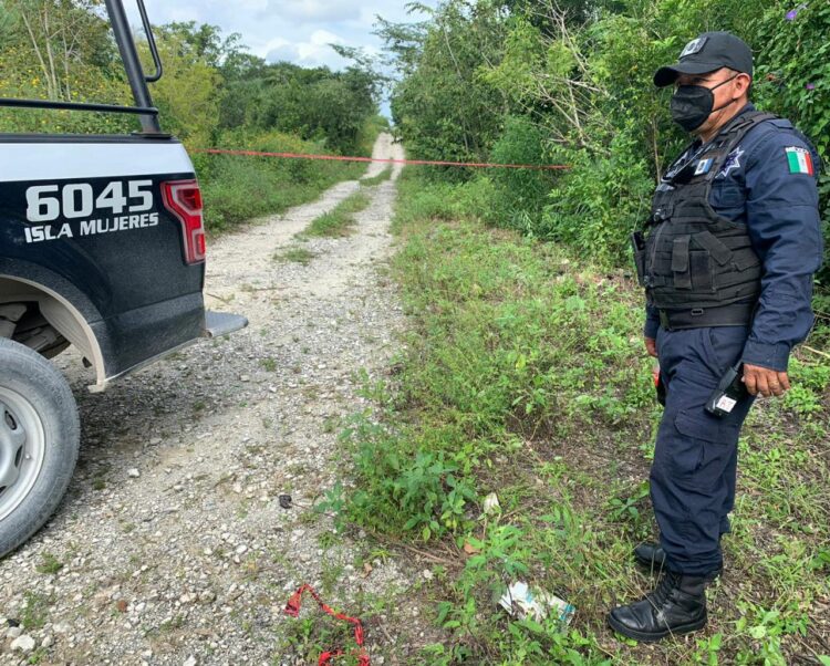 Asesinan a joven en un área verde cerca de los límites de Cancún e Isla Mujeres