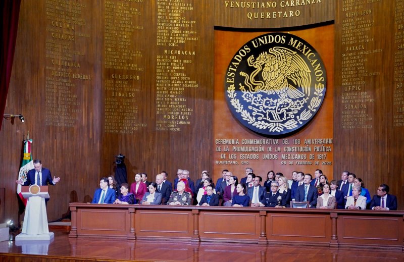 Asiste el Gobernador Joaquín Díaz Mena a la conmemoración del CVIII aniversario de la Promulgación de la Constitución en Querétaro