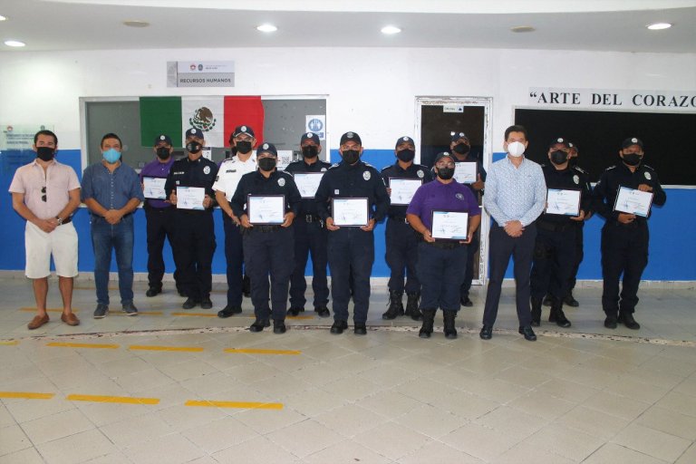 Asociados Náuticos reconocen labor de oficiales en Cancún