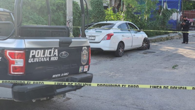 Atacan a balazos a taxi en Cancún