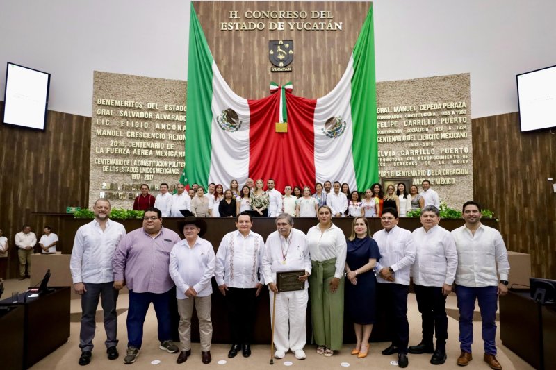 Atestigua Gobernador Joaquín Díaz Mena entrega de la medalla de honor “Héctor Victoria Aguilar” al profesor Ariel Avilés Marín