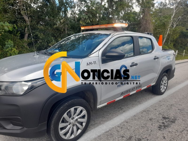 Auto compacto vuelca en la autopista rumbo a Leona Vicario