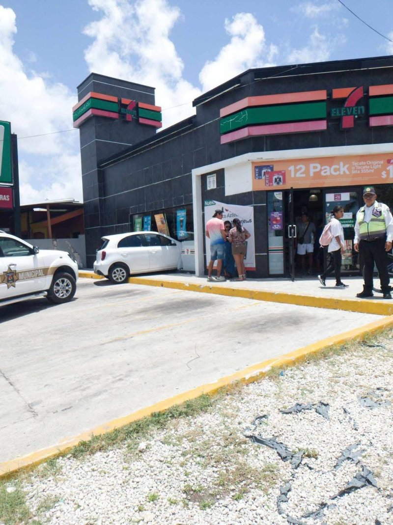 Auto se impacta contra tienda y atropella a una persona en la SM 502