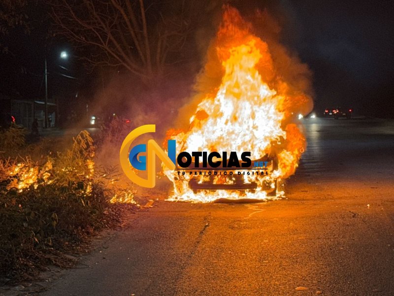 Auto se incendia en el Periférico de Cancún; familia logra salir a tiempo