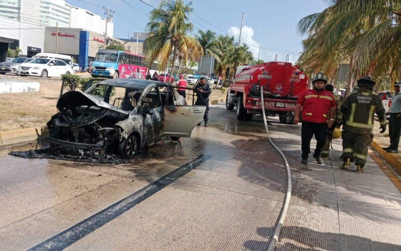 Auto se incendia y queda como pérdida total en la avenida Tulum, frente a Plaza Las Américas