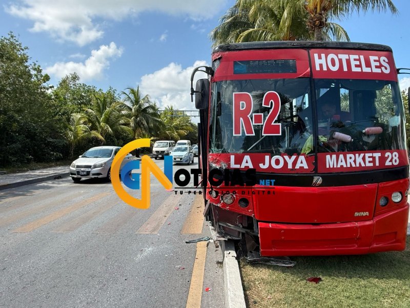 Autobús choca por alcance a taxi en la Zona Hotelera de Cancún y provoca fuerte tráfico en el bulevar Kukulcán