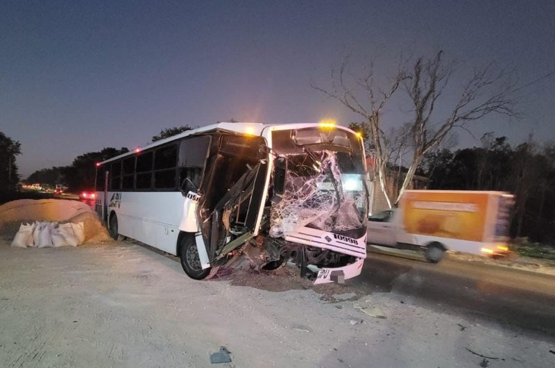 Autobús de Lipu choca contra maquinaria pesada en carretera Gas Auto