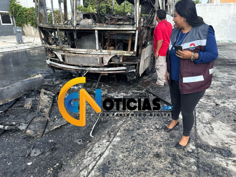 Autobús de transporte de personal se incendió en su totalidad