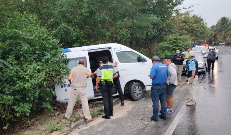 Autoridades atienden accidente en boulevard Kukulkan