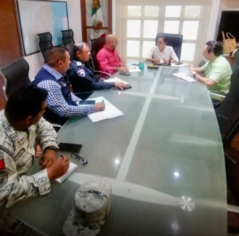 Autoridades defenderán a choferes de autobús contra ataques de taxistas en Cancún