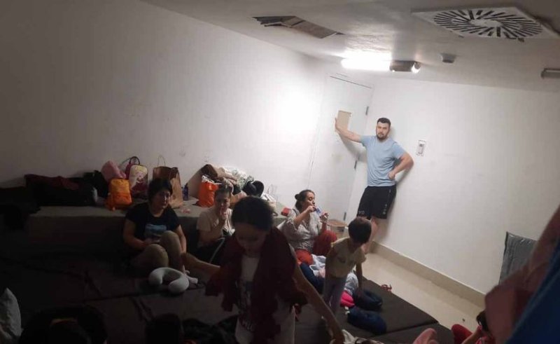 Autoridades retienen y maltratan más de un mes a turistas