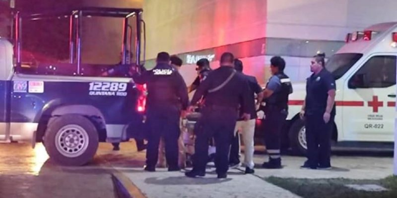 Balean a Policía Municipal de Cancún en Villas del Mar