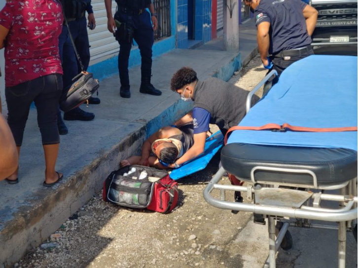 Cae hombre en la vía pública y moviliza a los cuerpos de emergencia en Cancún