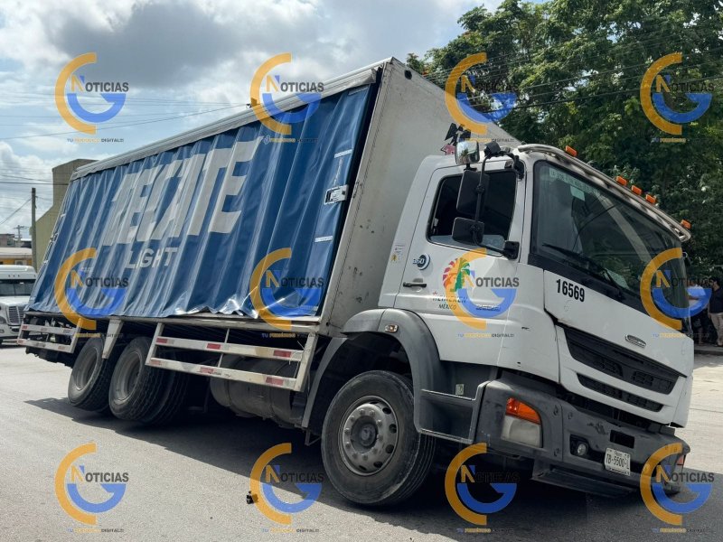 Camión de Cervezas se Hunde en el pavimento