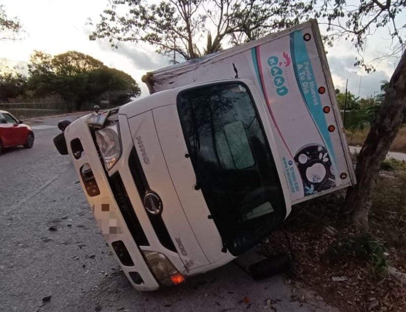 Camión transportador de huevos se vuelca e incendia tras choque en la Región 237 de Cancún