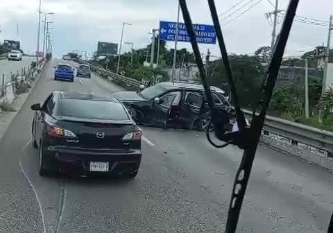 Camioneta se accidenta en el puente de Puerto Morelos; servicios de emergencia ya atienden