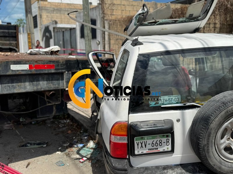 Camioneta se impacta contra grúa de la CFE en la Región 227 de Cancún; hay dos lesionados