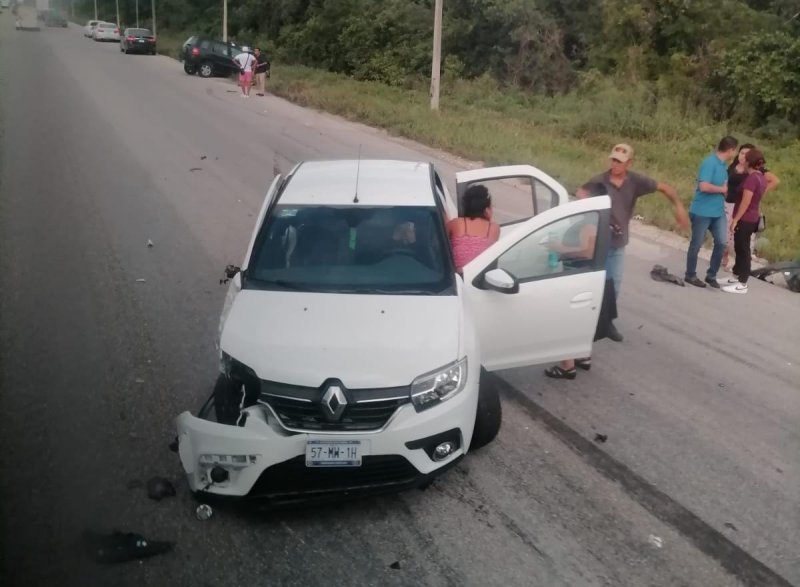 Cancún.- aparatoso accidente se registra frente a Xochimilco