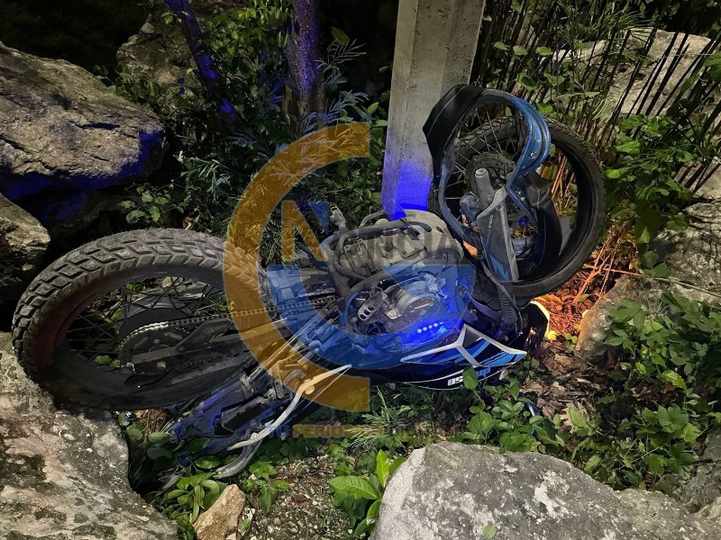 Cancún. – Persecución policial termina con un accidente de moto sobre la avenida tules en la region247, hay un lesionado