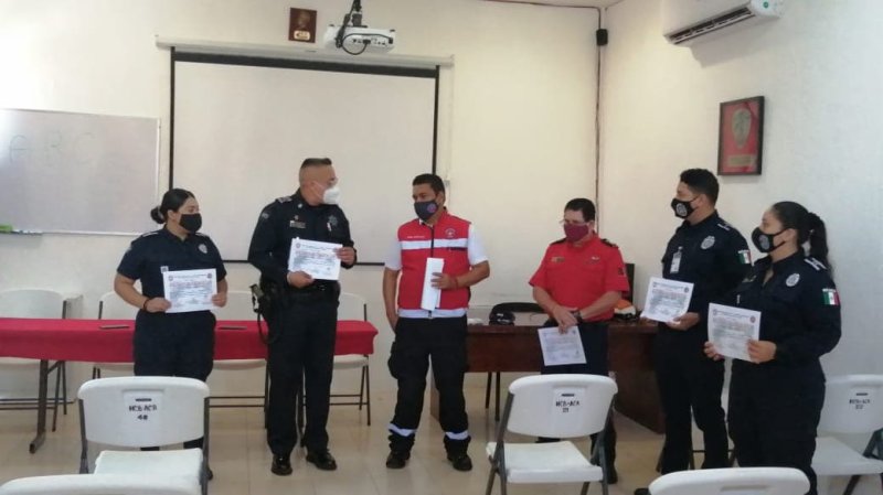 Cancún, Q.Roo., a 28 de mayo del 2021.- Con el objetivo de contar con policías cada vez más preparados que brinden seguridad integral a la ciudadanía, se fortalecen los esquemas de colaboración interinstitucional y capacitación policial.