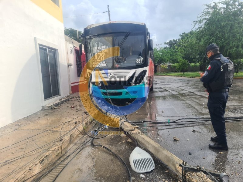 Cancún .- Varios vecinos de la región 248 sin luz y algunos pasajeros lesionados, pero no de gravedad, fue el saldo que dejó un imprudente operador de un autobús de la línea Turicun, que se impactó contra un poste de la CFE, cuando circulaba sobre la avenida Tules.