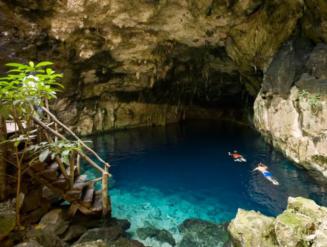 Cenotes se consolidan como alternativas a la playas por el sargazo