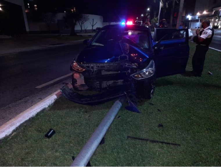 Choca contra un poste y sale ileso en la zona hotelera de Cancún