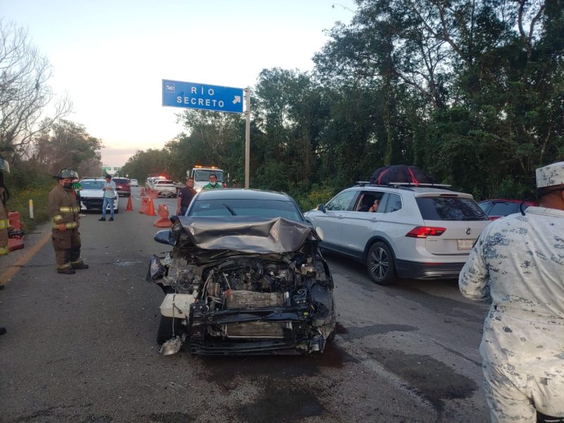 Chocan tres automóviles en la salida de Cancún a Mérida