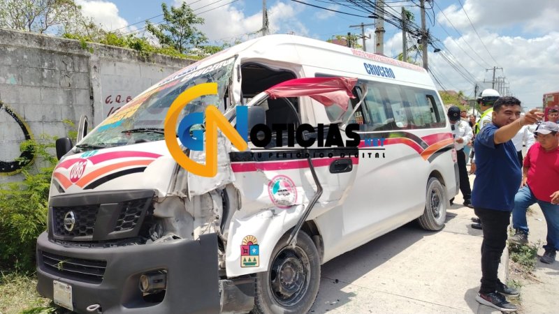 Choque entre combi y camioneta en la López Portillo deja cinco lesionados en la SM 99 de Cancún