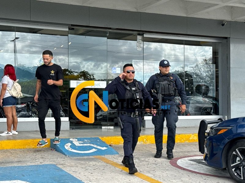 Cliente inconforme movilizó la tarde de este domingo a media docena de policías al hacer disturbios dentro un Bancoppel