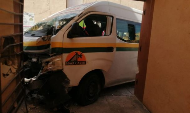 Combi choca contra edificio en Cancún